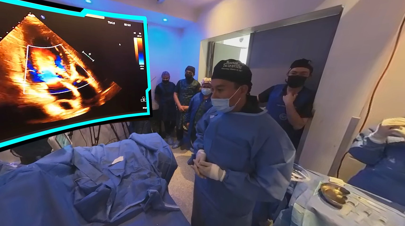 Registro visual de una sesión clínica con especialistas y monitor de imagen médica