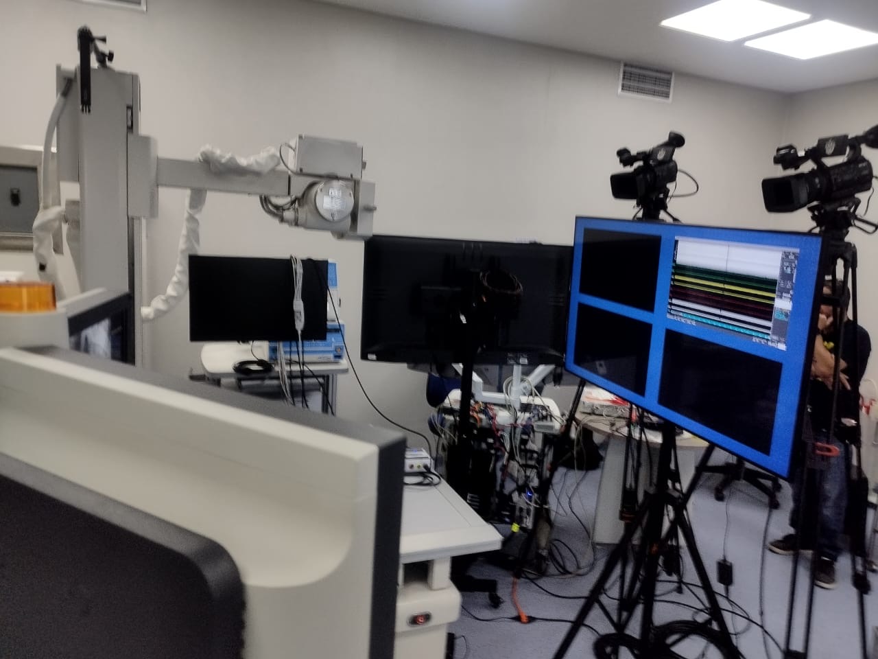 Cámaras y monitores de producción en una sala de imagen clínica