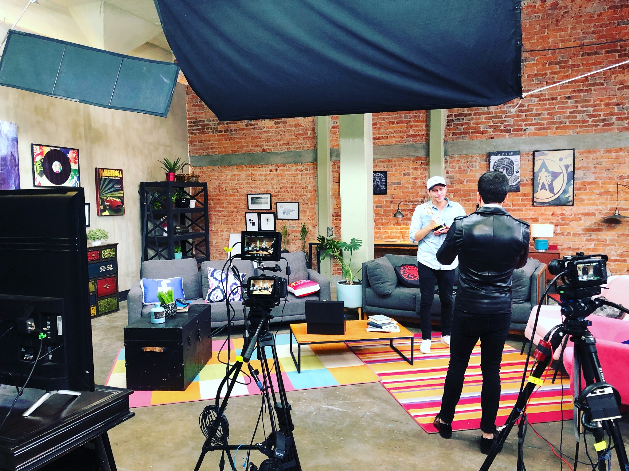 Grabación multicámara de una entrevista en set